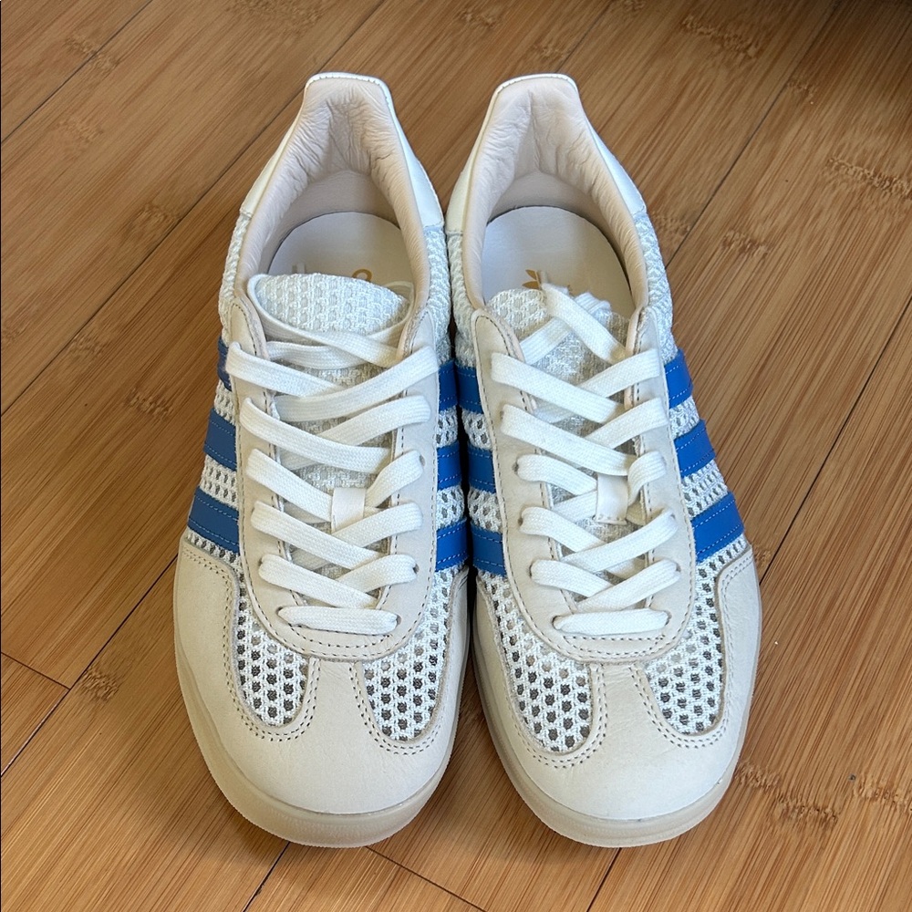Unisex Adidas Gazelle Indoor Cream and Blue Sneakers Mens 8, Women’s 9.